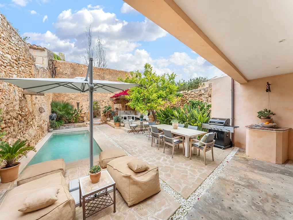 Encantadora casa de pueblo en el corazón de Ses Salines con un jardín idílico-12