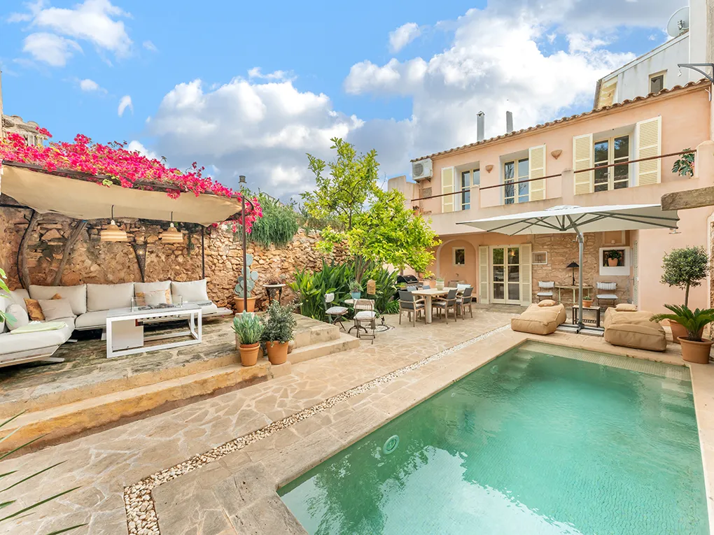 Encantadora casa de pueblo en el corazón de Ses Salines con un jardín idílico-1