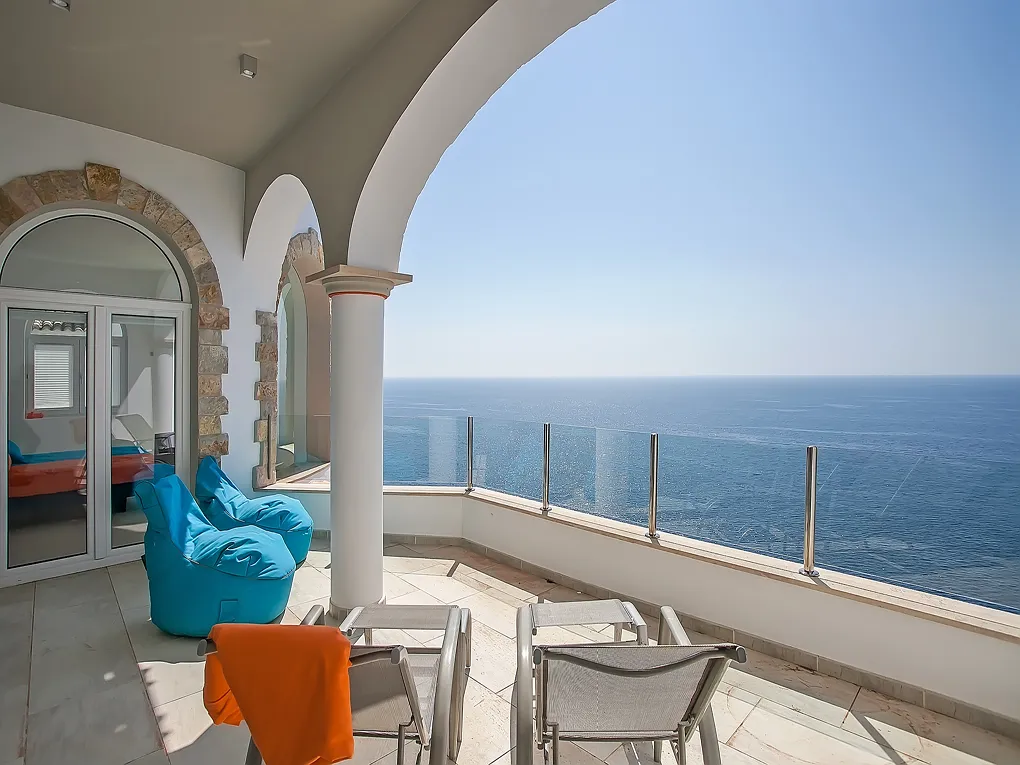 Villa en primera línea de mar cerca de Port Adriano-10