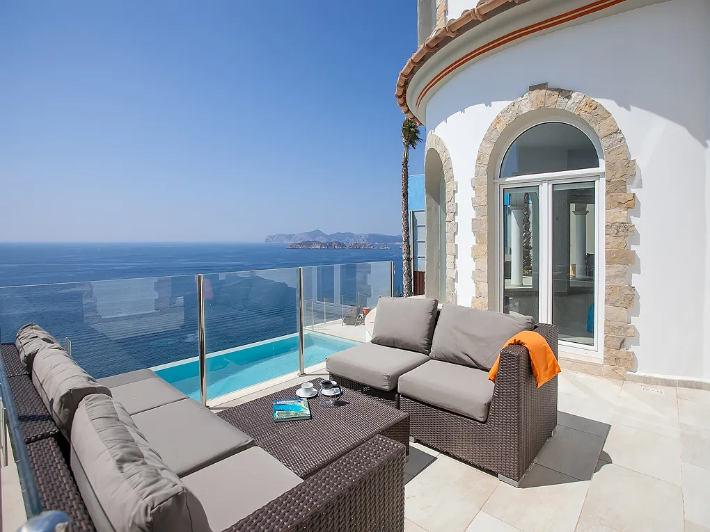 Villa en primera línea de mar cerca de Port Adriano-1