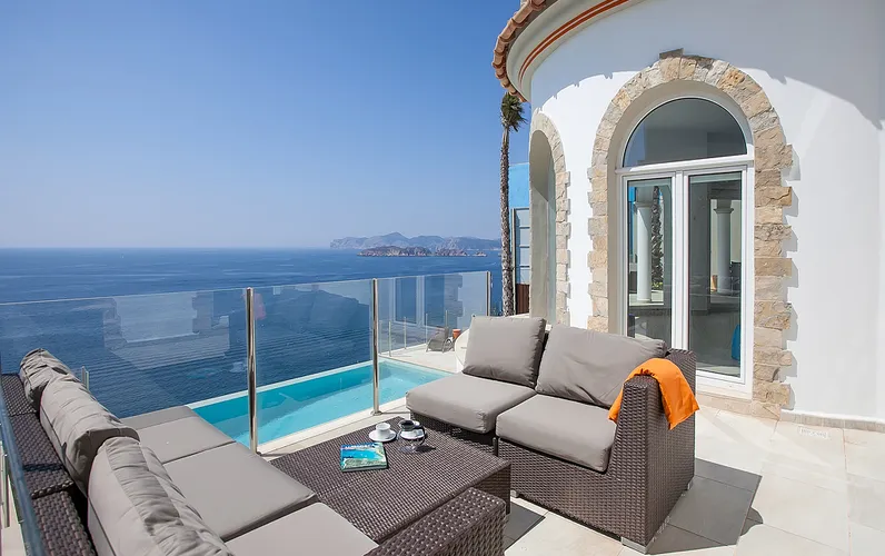 Villa en primera línea de mar cerca de Port Adriano