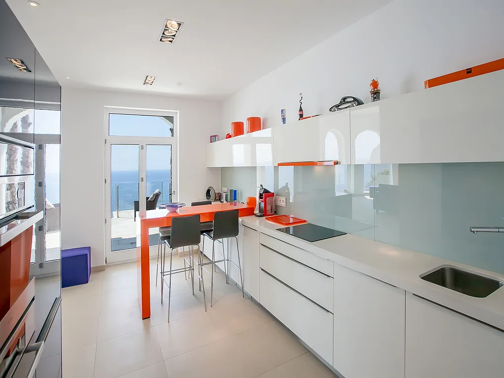 Villa en primera línea de mar cerca de Port Adriano-9