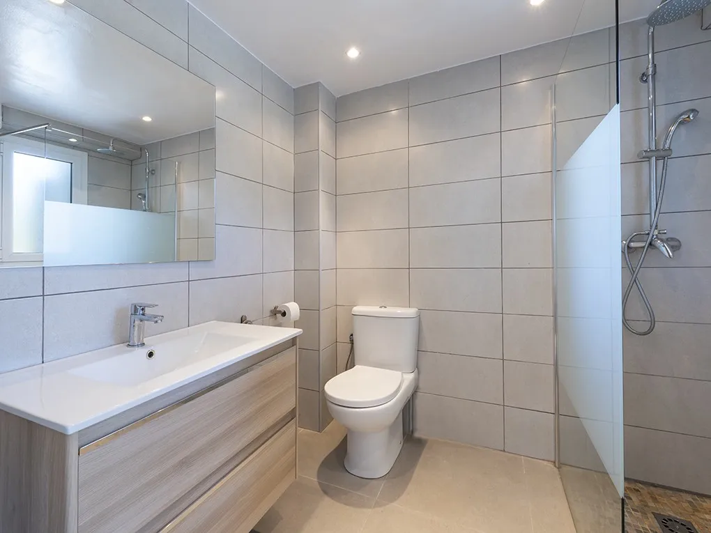 Appartamento con vista mare parziale a pochi passi dal porto di Portals-6