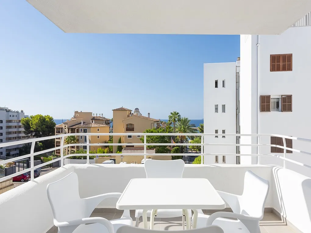 Appartamento con vista mare parziale a pochi passi dal porto di Portals-1