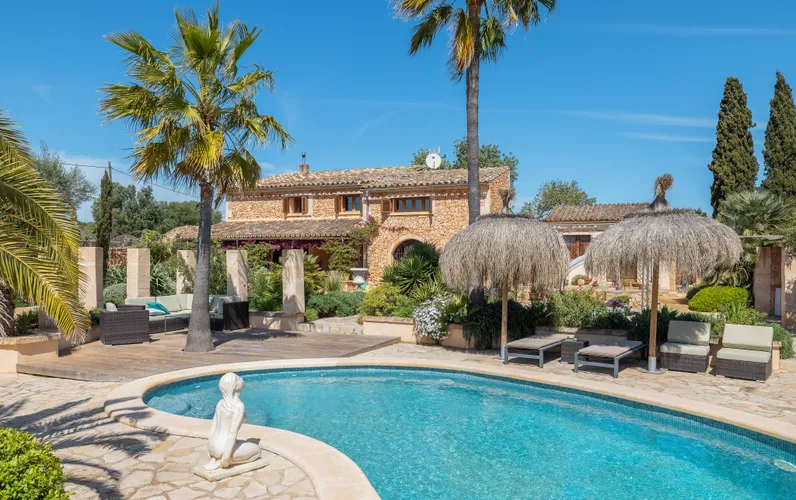 Omhyggeligt vedligeholdt ejendom med stor pool i et roligt kvarter i Llucmajor