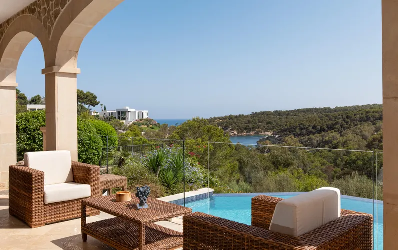 Frontline villa with panoramic green and sea views