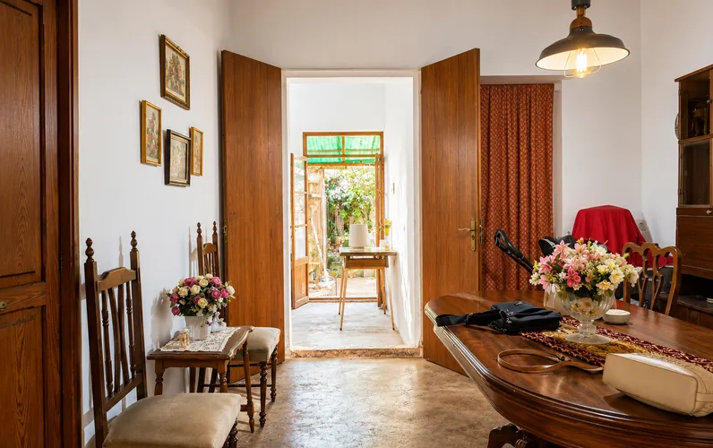 Townhouse to reform with courtyard close to the main square