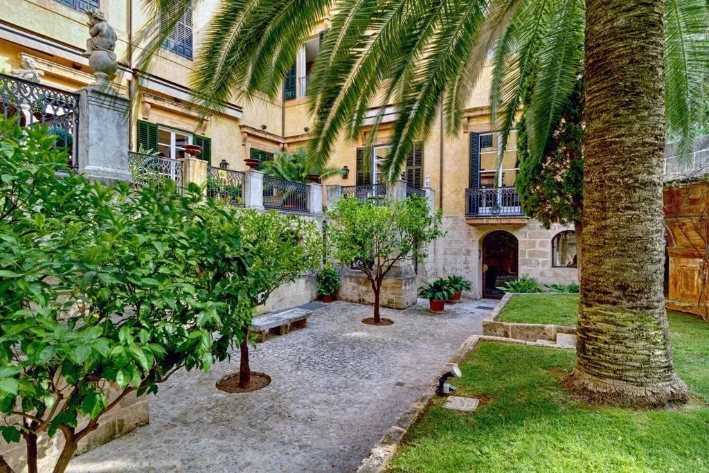 Elegant flat with elevator & car park in a prime location San Jaime-2