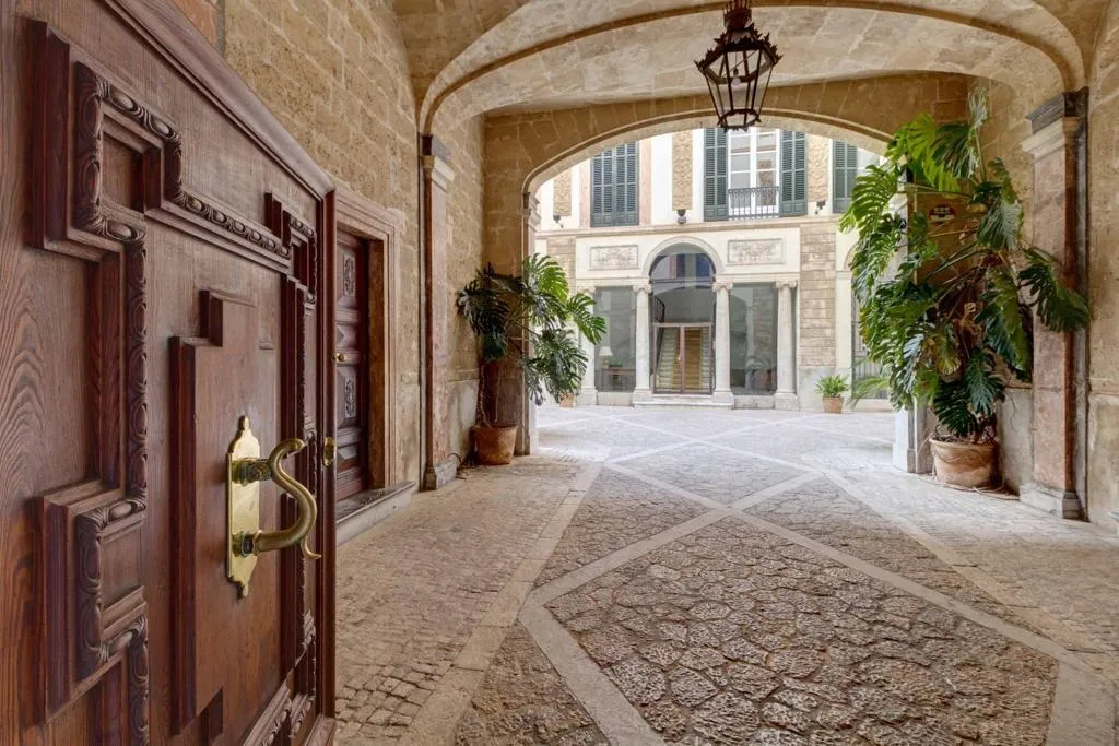 Elegant flat with elevator & car park in a prime location San Jaime-10