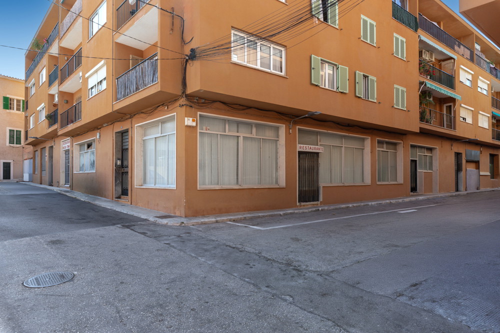 Spacious commercial premises with private terrace in Genova-15