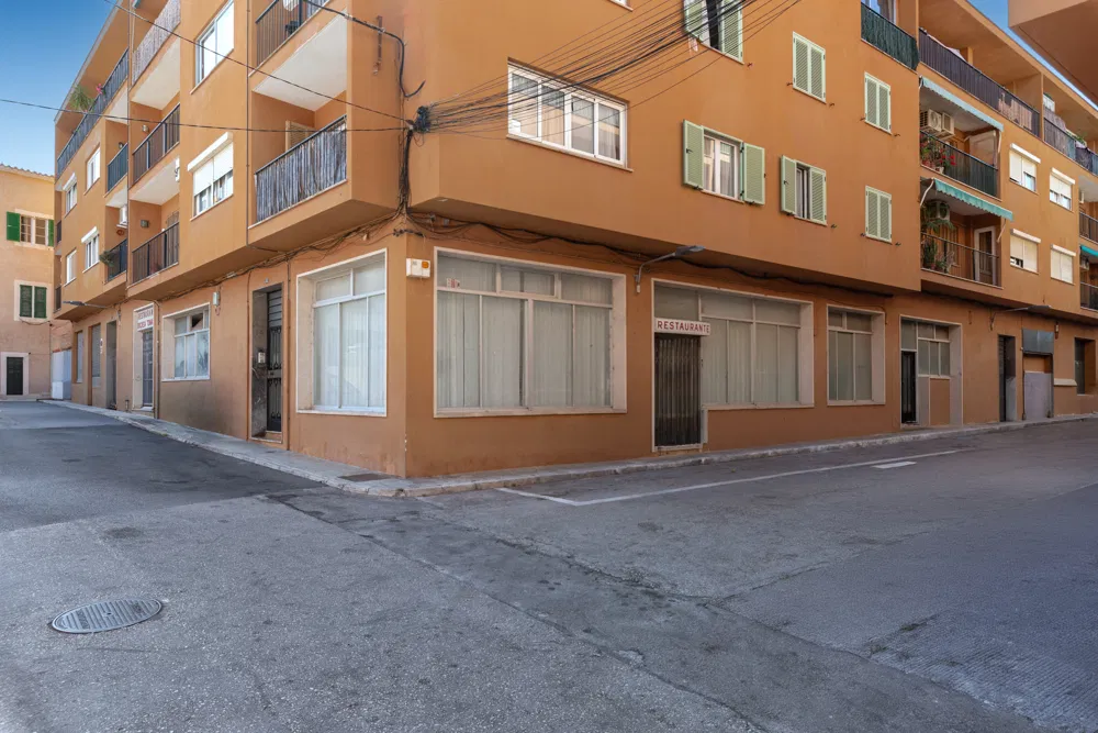 Spacious commercial premises with private terrace in Genova-15