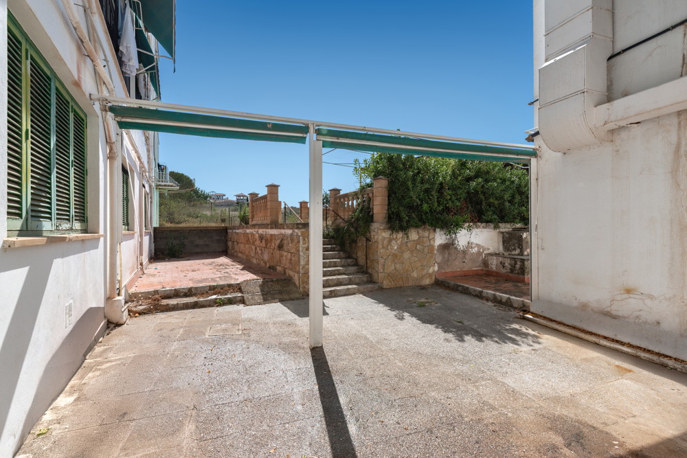 Spacious commercial premises with private terrace in Genova-11