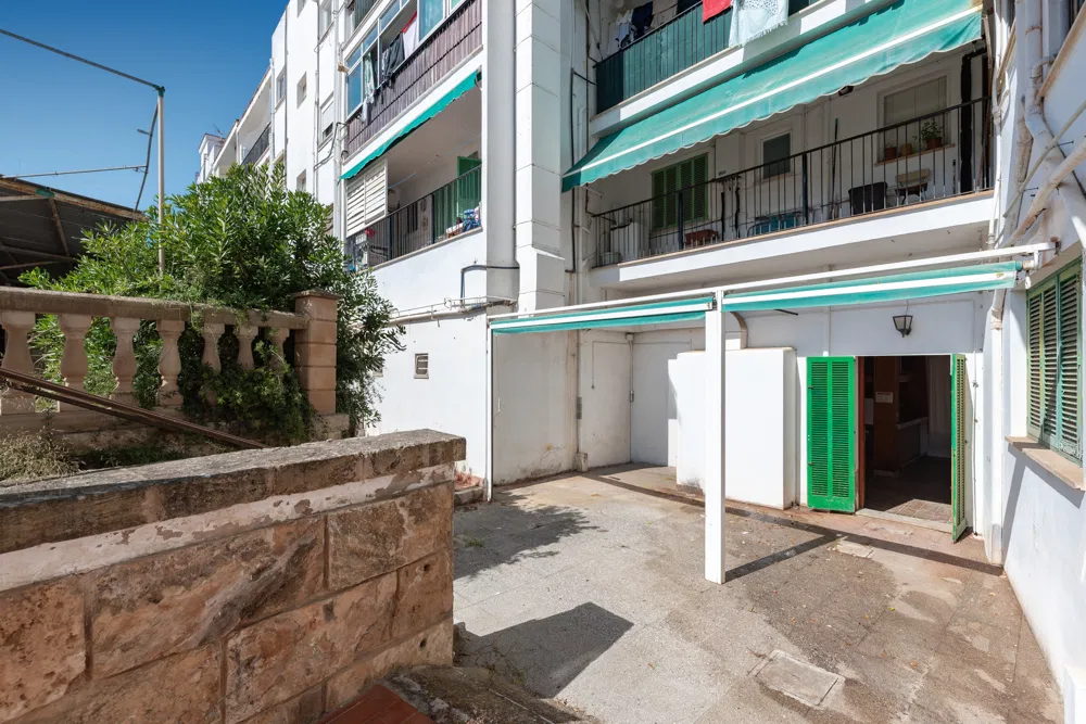 Spacious commercial premises with private terrace in Genova-2