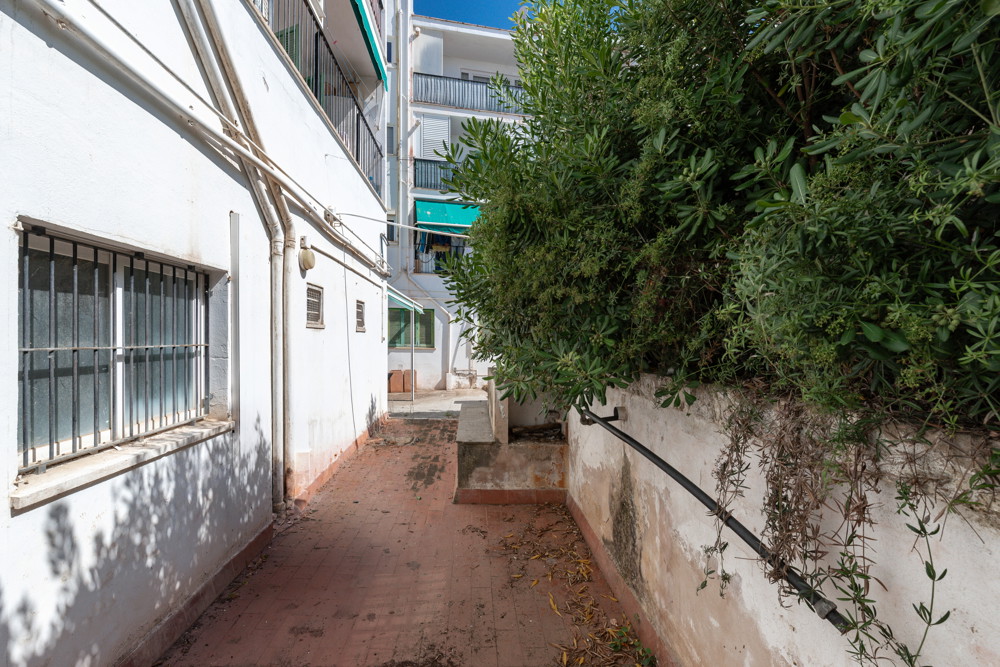 Spacious commercial premises with private terrace in Genova-13
