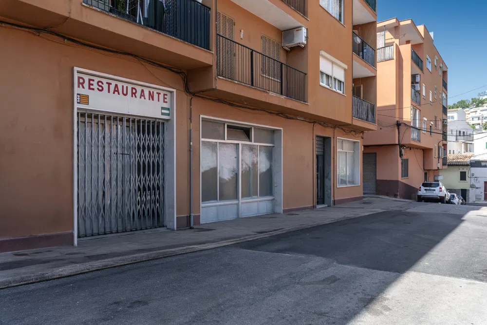 Spacious commercial premises with private terrace in Genova-14
