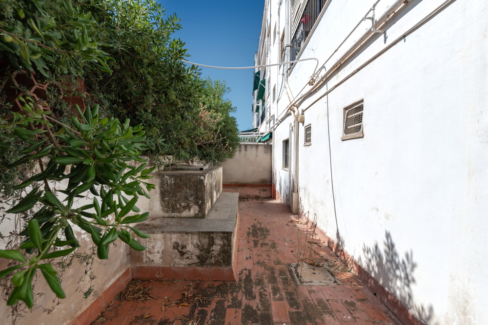 Spacious commercial premises with private terrace in Genova-12