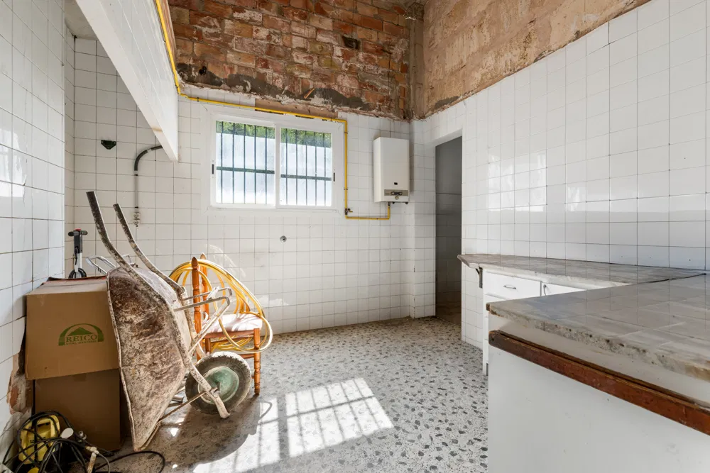 Spacious commercial premises with private terrace in Genova-18