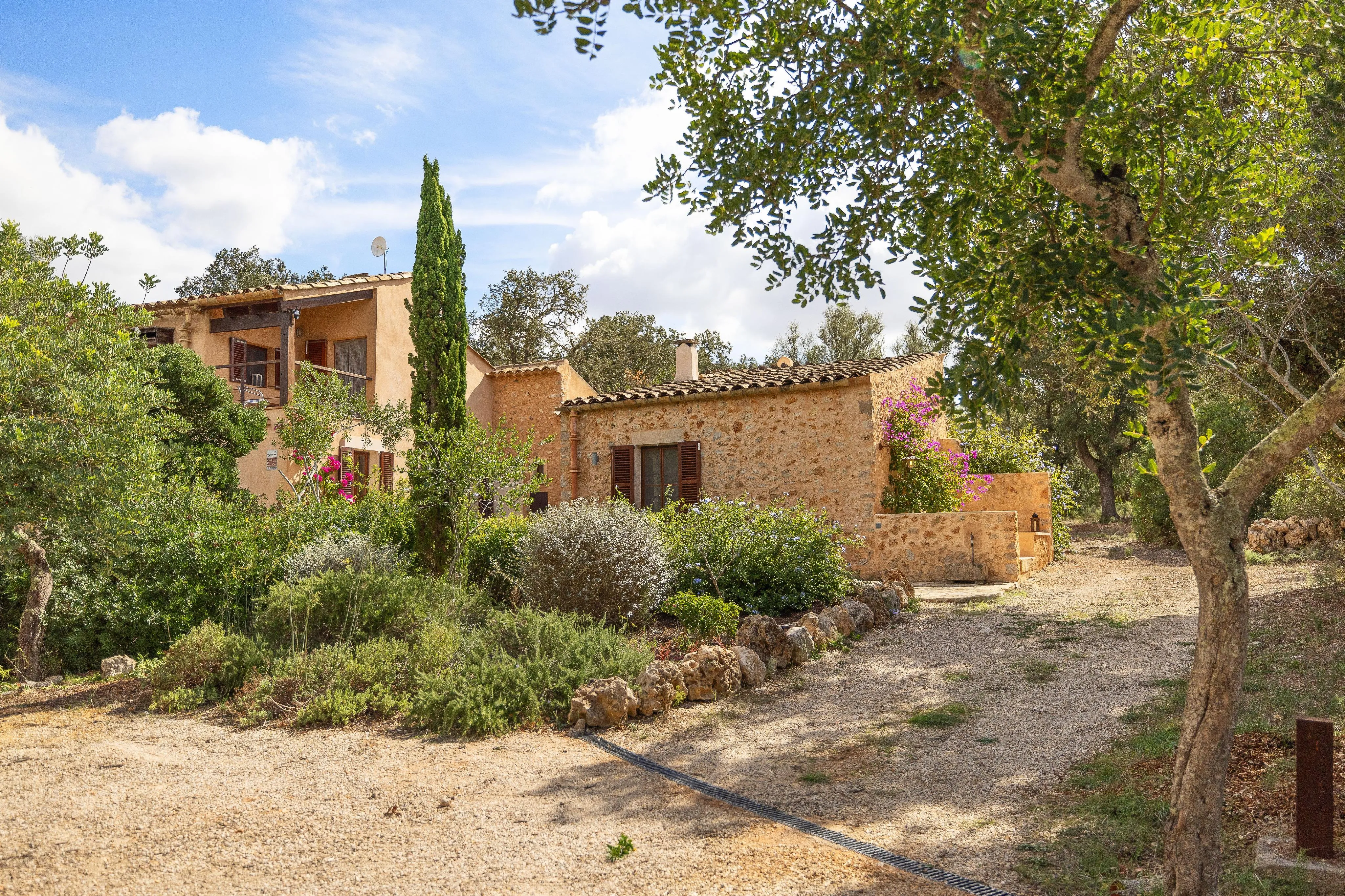 Encantadora finca de piedra natural con carácter auténtico en Costitx-1