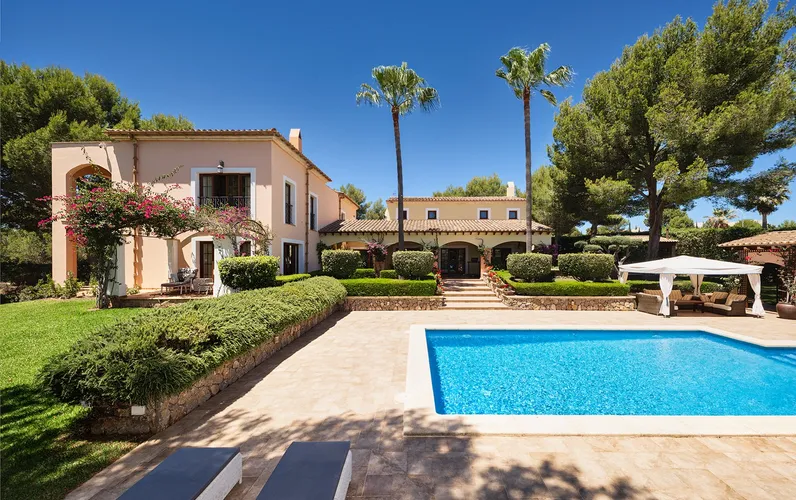 Mediterrane villa en tuinen