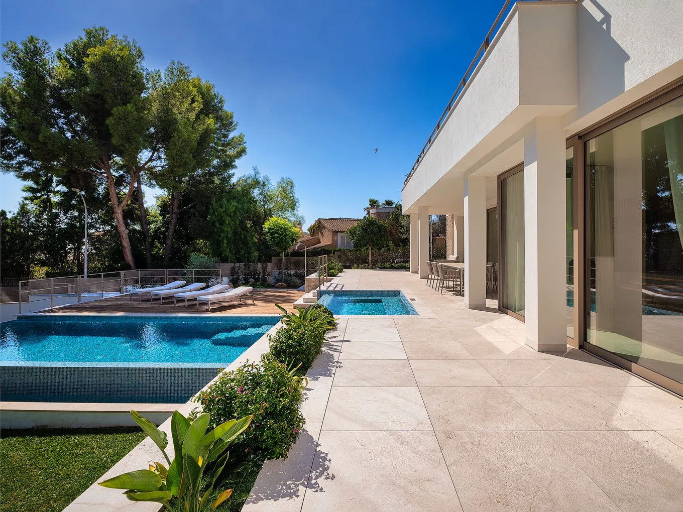 Villa con vistas al mar en exclusiva zona residencial-6