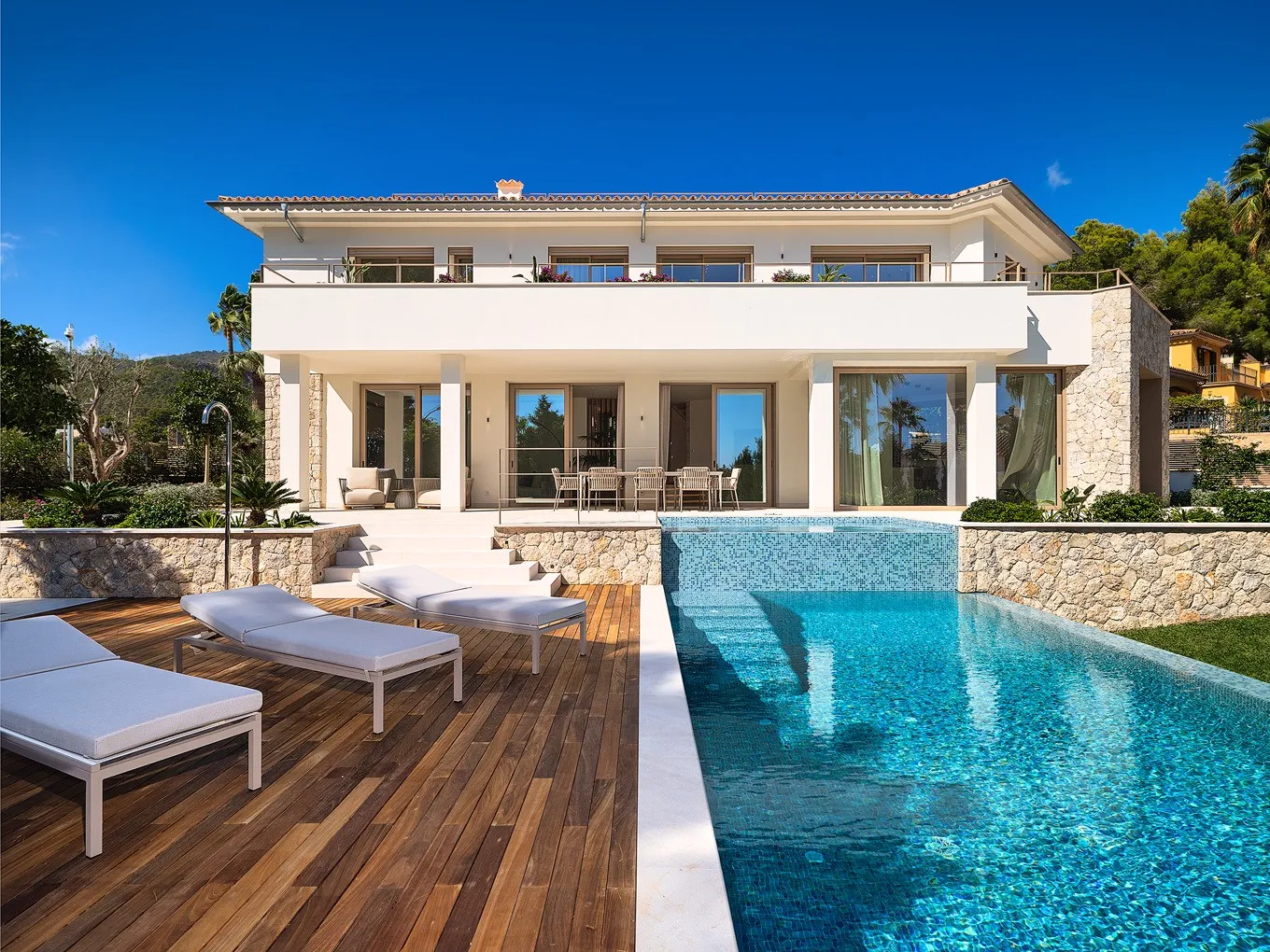 Villa con vistas al mar en exclusiva zona residencial-3