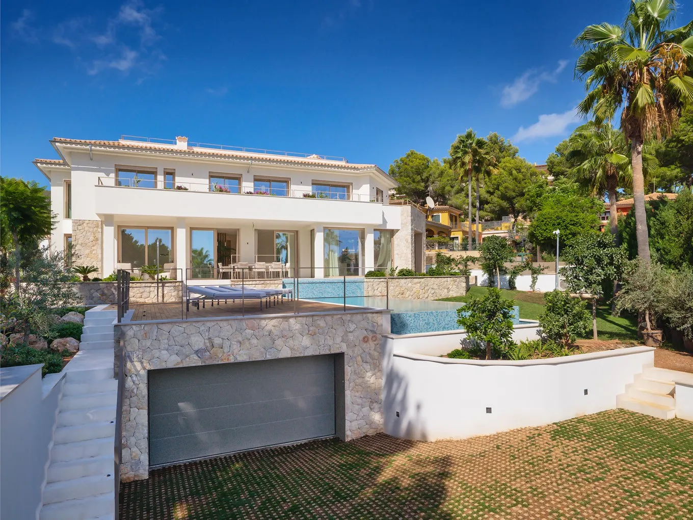 Villa con vistas al mar en exclusiva zona residencial-2