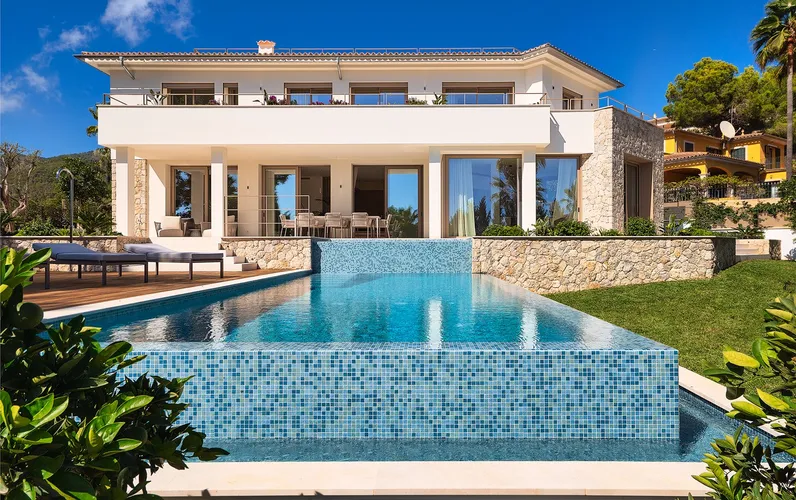 Luxusvilla mit Meerblick in exklusiver Wohnlage