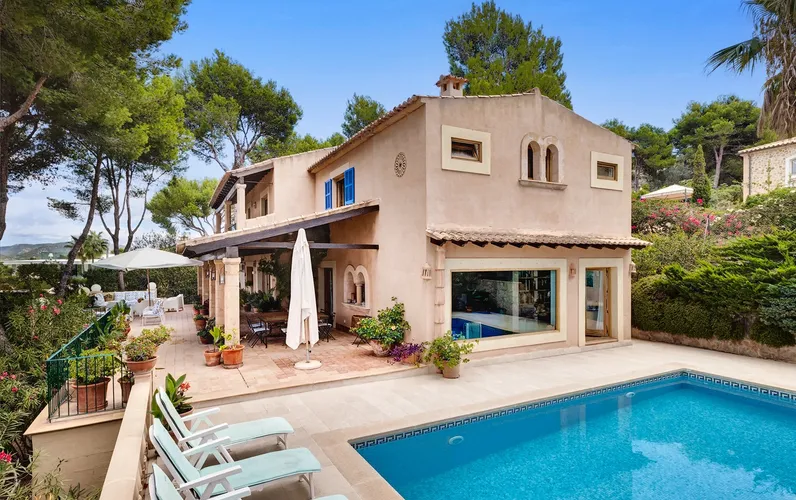 Mediterranean villa with plenty of privacy in a quiet location