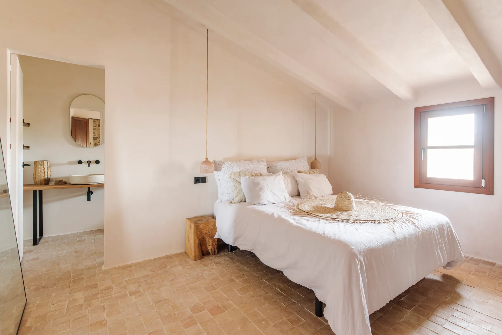 El encanto histórico se une al lujo moderno en esta casa de pueblo mallorquina en Biniali-12