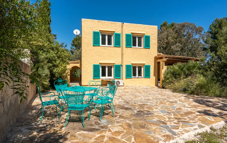 Wolnostojący dom z basenem w spokojnej okolicy między górami a morzem