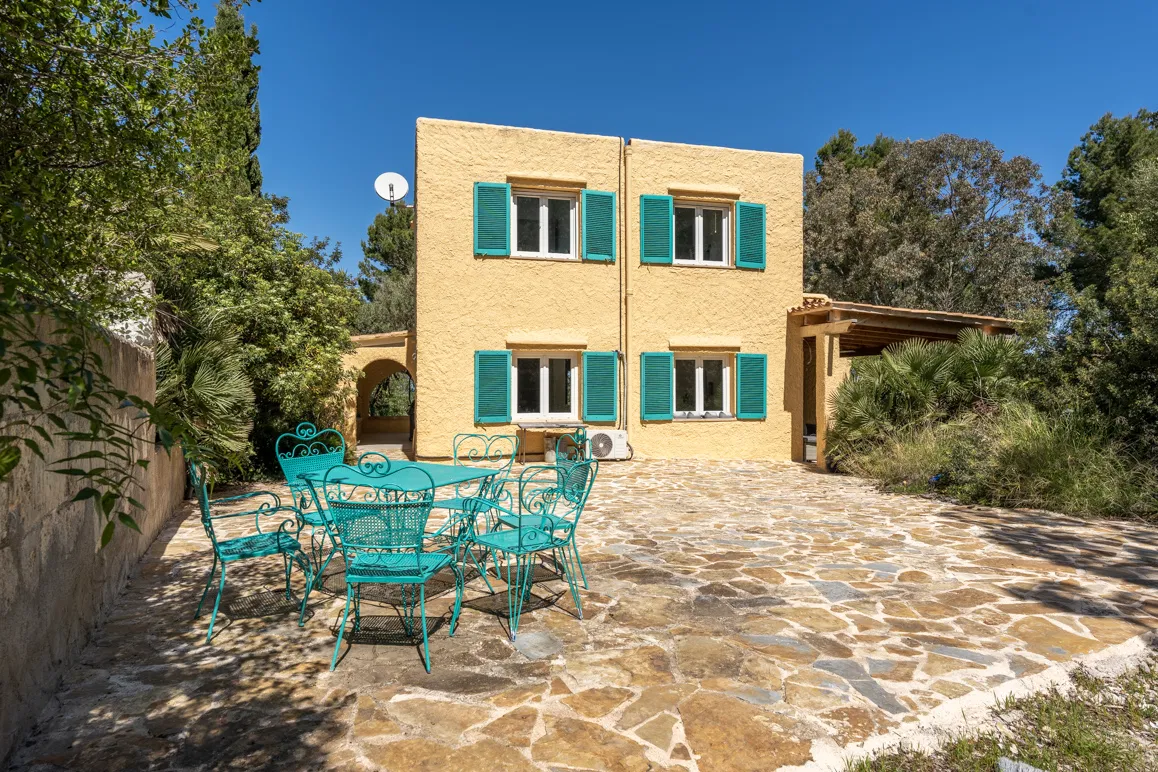 Casa independiente con piscina en zona tranquila entre montañas y mar-11