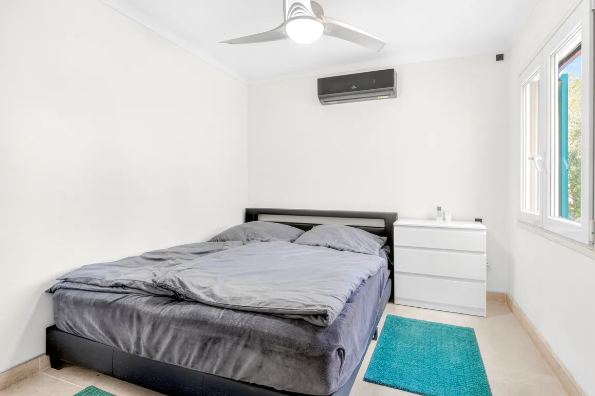 Wolnostojący dom z basenem w spokojnej okolicy między górami a morzem-9