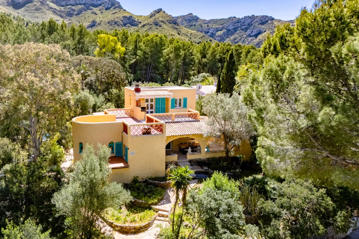 Casa independiente con piscina en zona tranquila entre montañas y mar-1