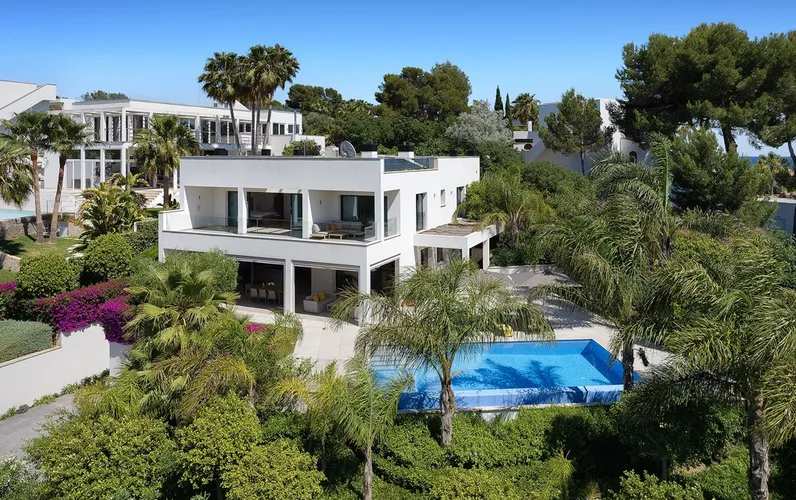 Modern villa walking to Beach