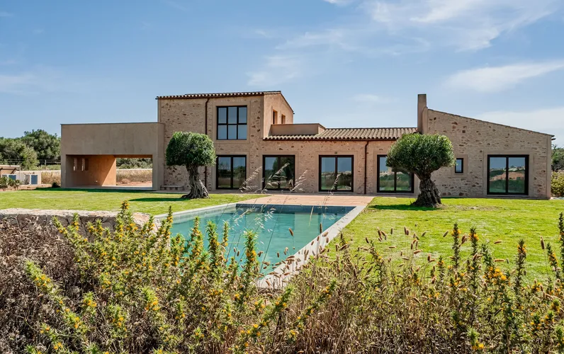 Schöne Neubaufinca mit mediterranem Charme