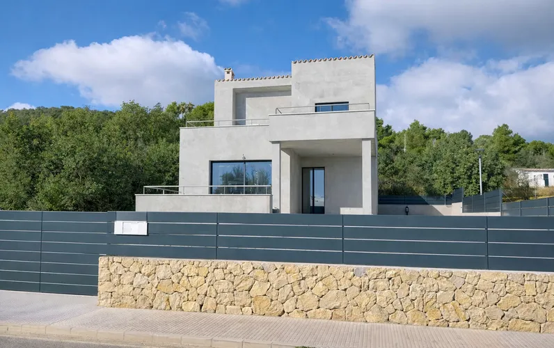 Современная вилла с панорамным видом в Ллосета