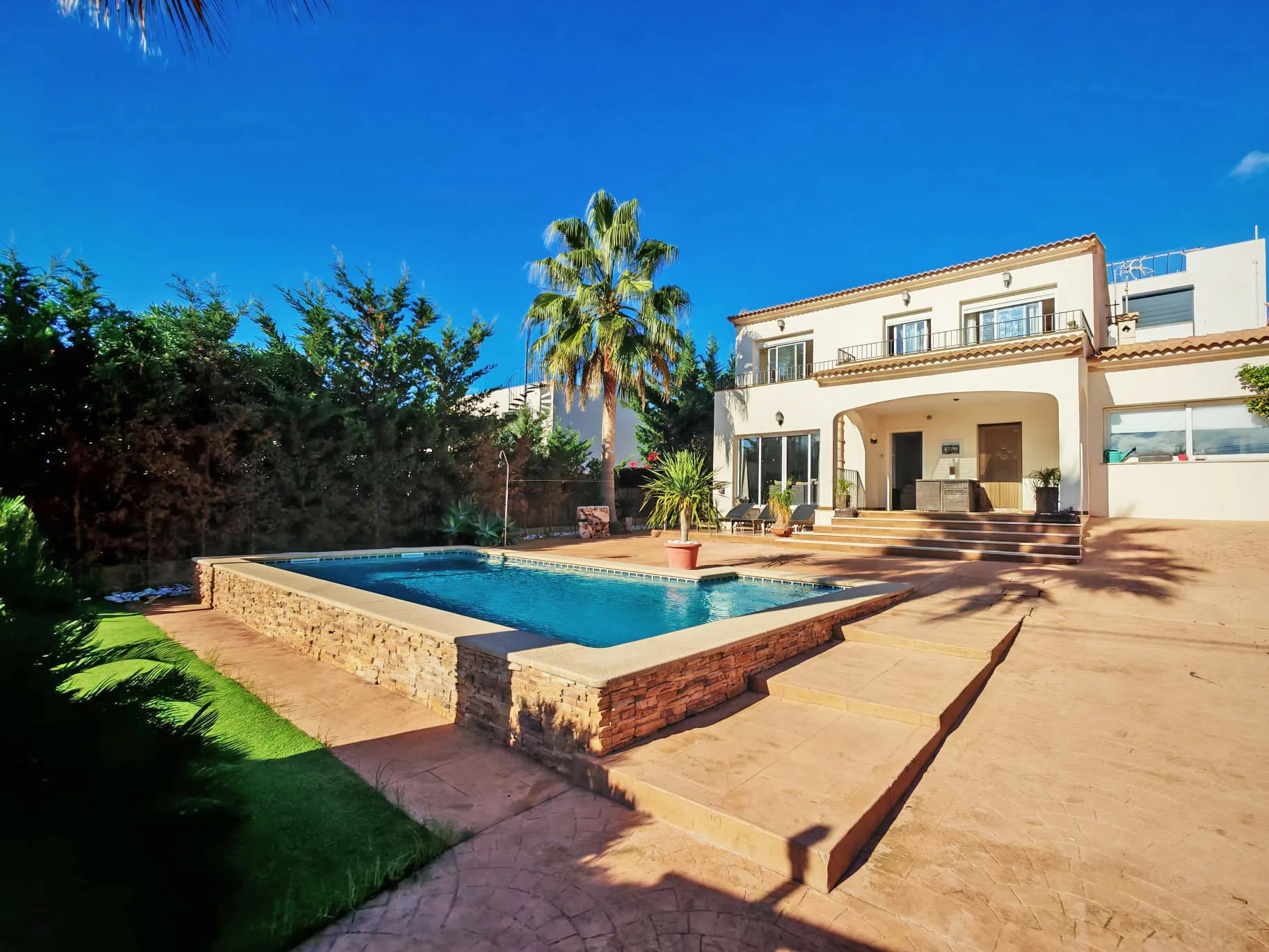 Pareado mediterráneo con vistas al mar y piscina-1