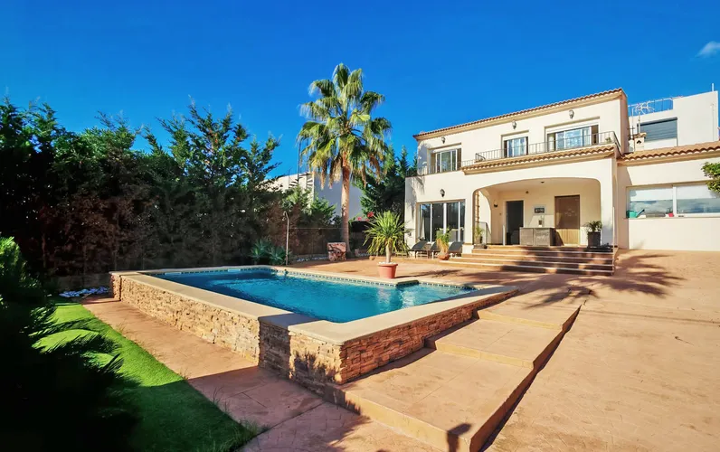 Mediterranean semi-detached with sea views and pool