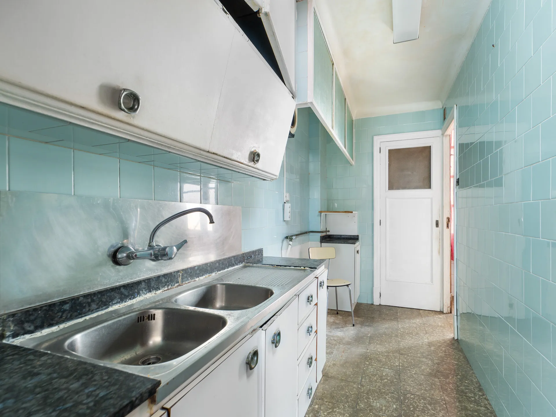 Licht appartement met renovatiepotentieel-3