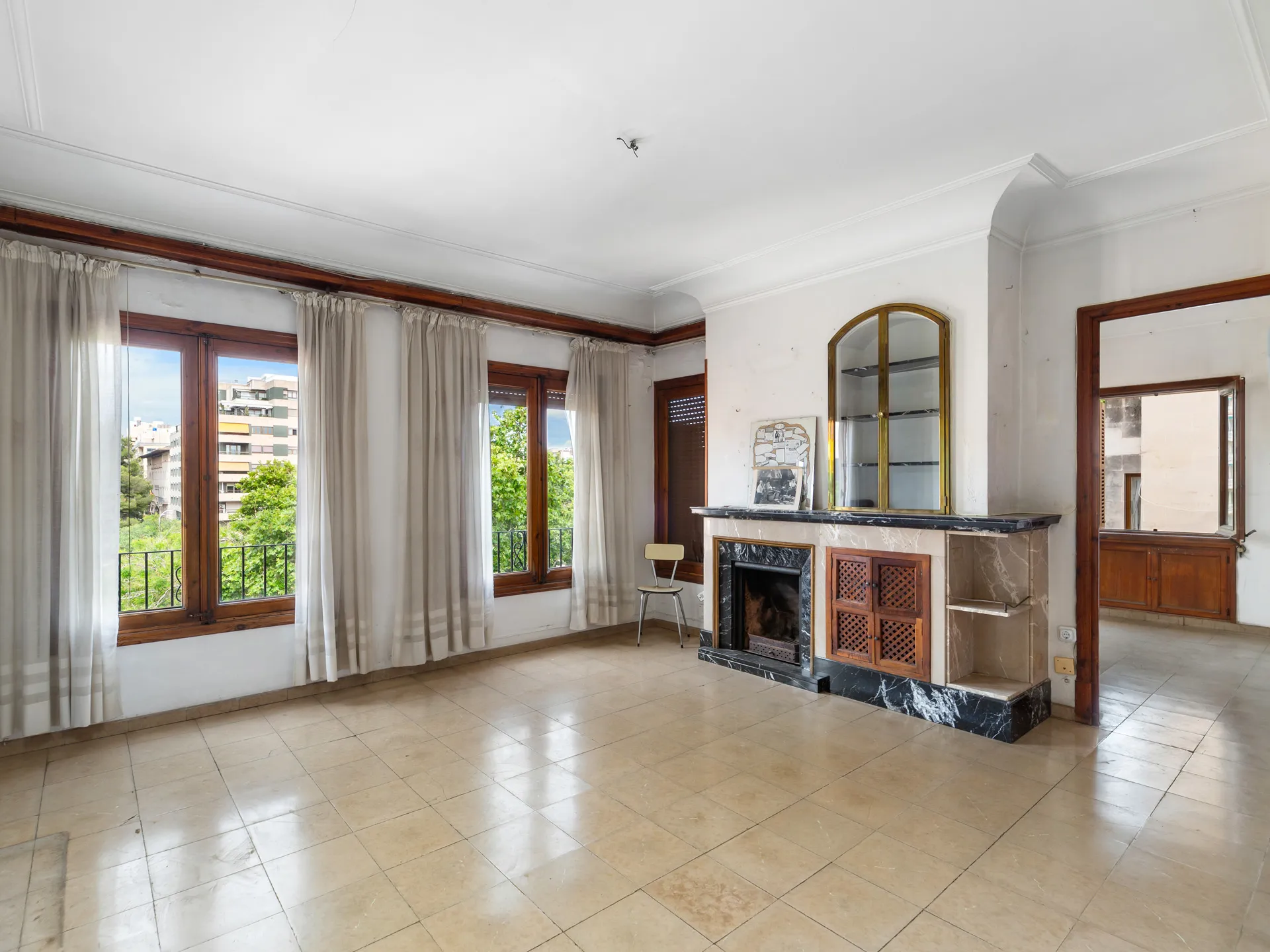 Licht appartement met renovatiepotentieel-1