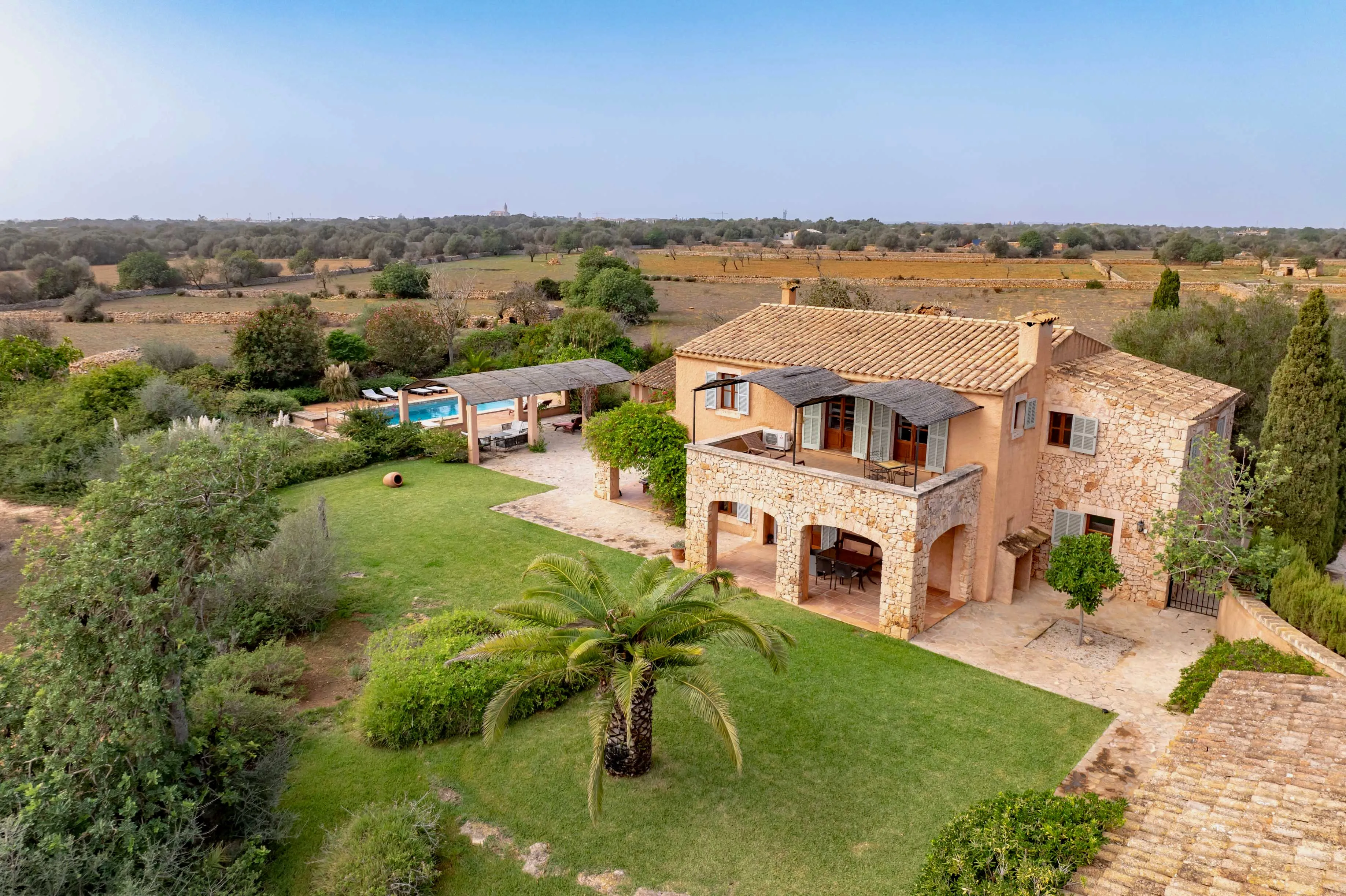 Forårsudlejning: Idyllisk ejendom med pool nær Santanyí-1