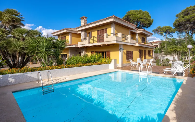 Espaiosa casa unifamiliar amb molt espai i comoditat