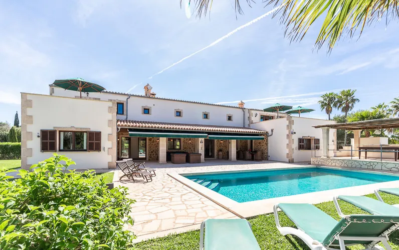 Finca moderna con encanto rural y preciosas vistas abiertas cerca de Palma