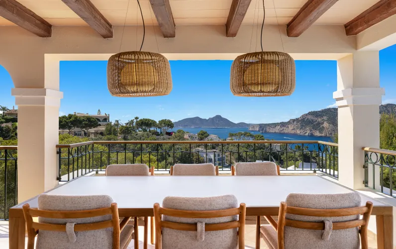 Mediterraan designer appartement met uitzicht op zee en luxe renovatie in Port Andratx