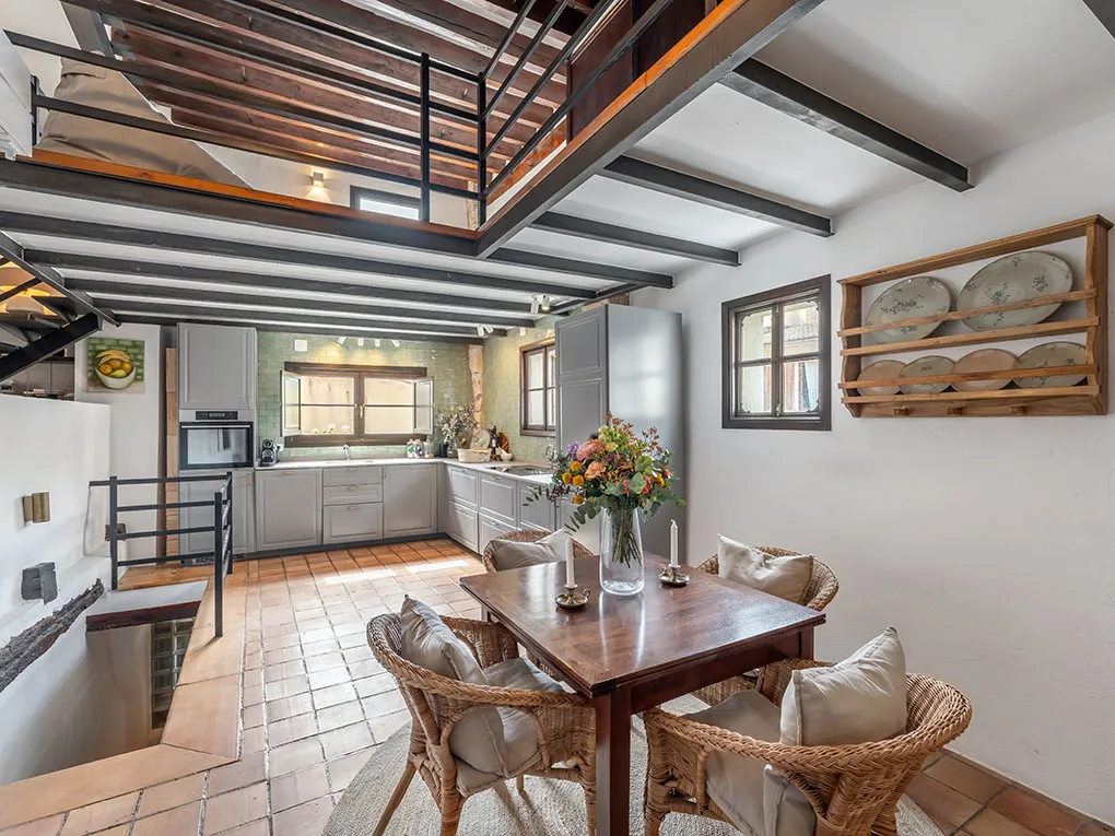 Malerisk duplex i loftstil med tagterrasse og havudsigt-5