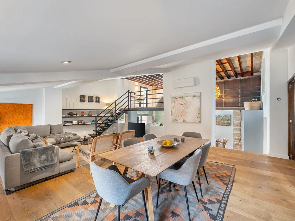 Malerisk duplex i loftstil med tagterrasse og havudsigt-3