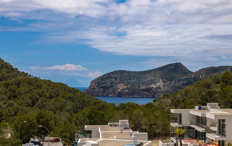 Bonavida: Moderne Familienvilla mit mediterranem Charme und Meerblick