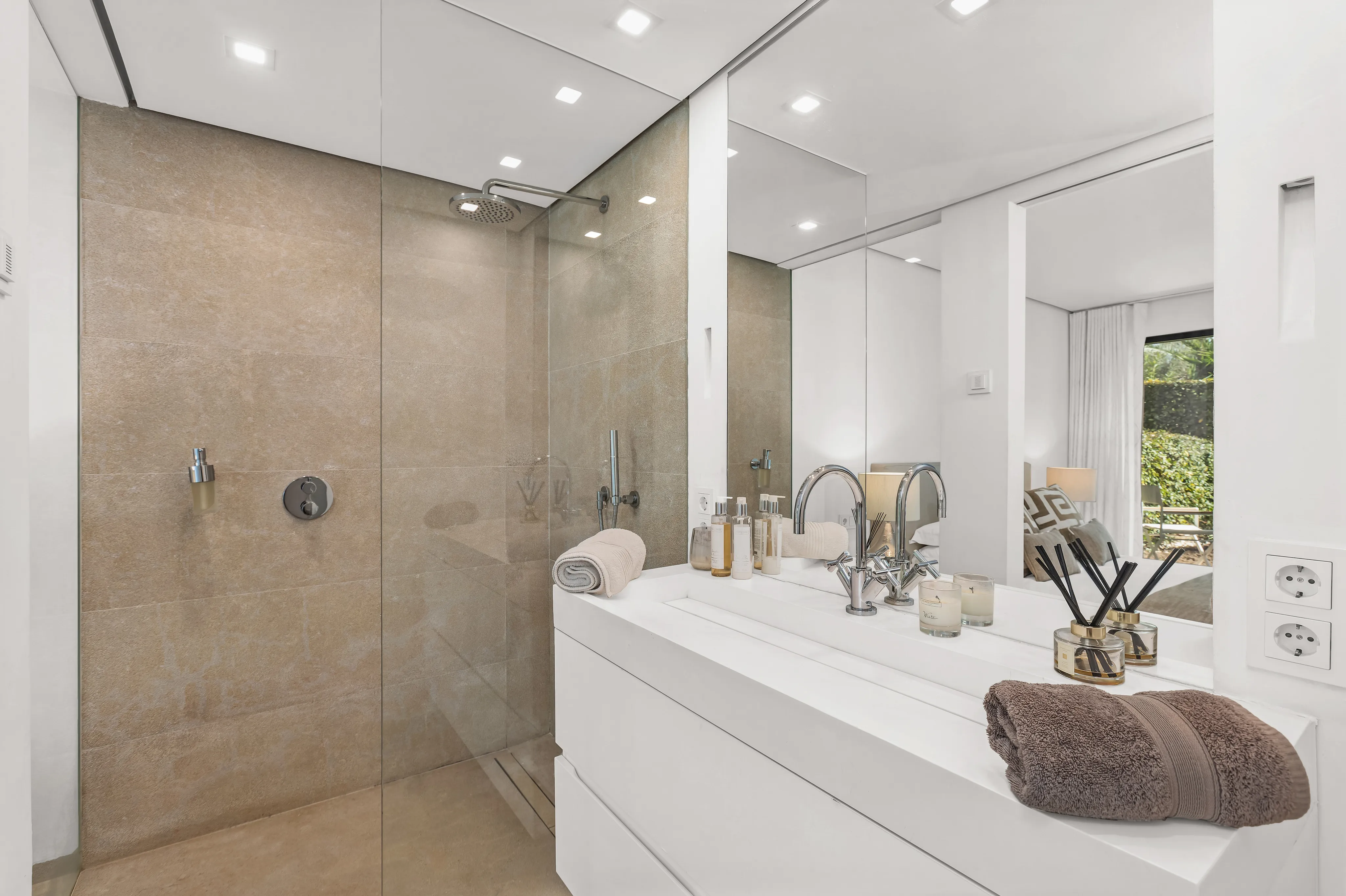 Apartament de luxe amb jardí i piscina privada, amb vista al mar-13