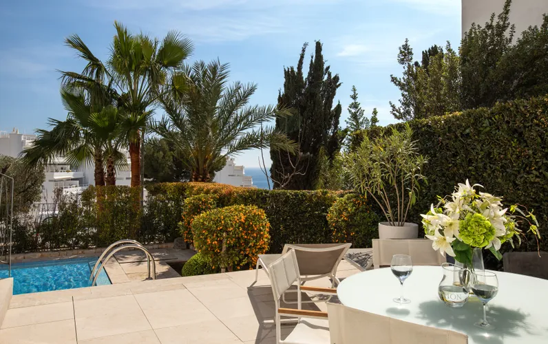 Apartament de luxe amb jardí i piscina privada, amb vista al mar