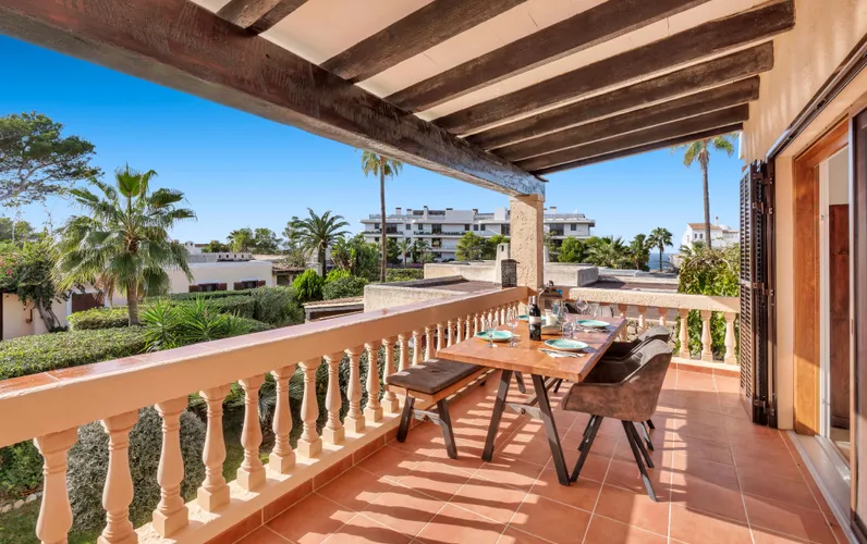 Sonnige Wohnung mit Meerblick und privater Dachterrasse